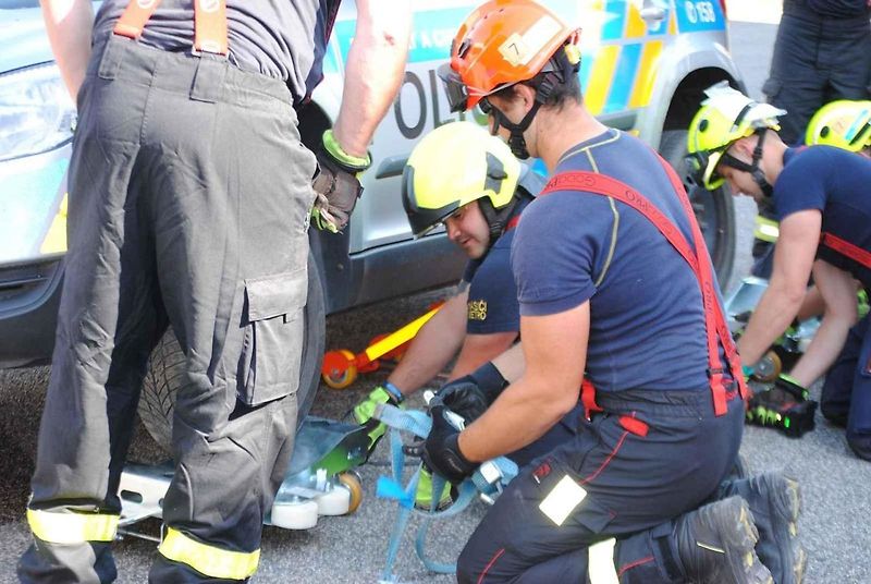 Hasiči se v rámci cvičení Rescue meeting zdokonalovali ve vyprošťování osob z auta, ale také jak uhasit elektromobil - především baterii.