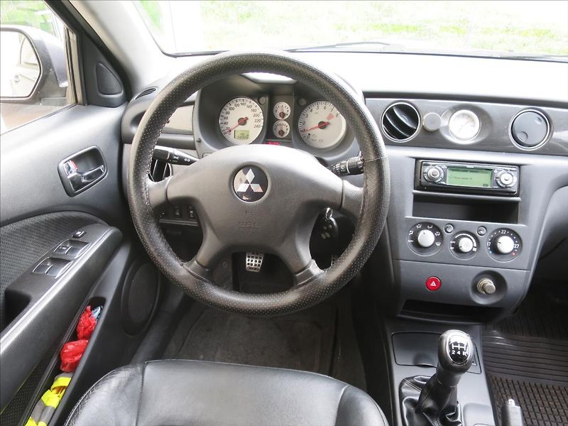 Mitsubishi Outlander 2,0  Turbo - fotka 12 z 24