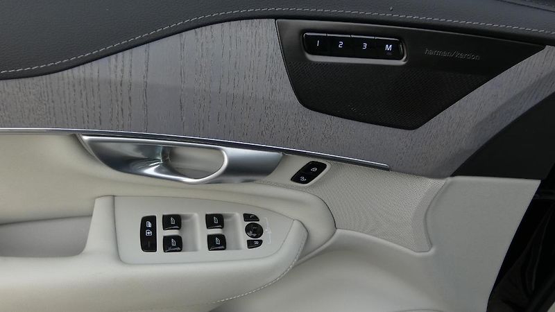 Volvo XC90 B5 AWD Plus Bright 7 míst - fotka 9 z 26