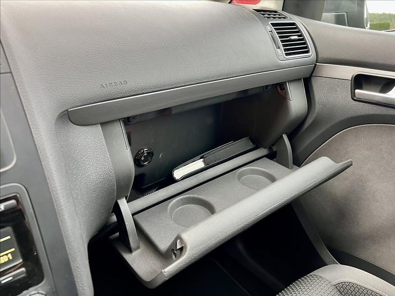 Volkswagen Touran 1,6 TDi / KLIMA / 7MÍST / DSG - fotka 35 z 39
