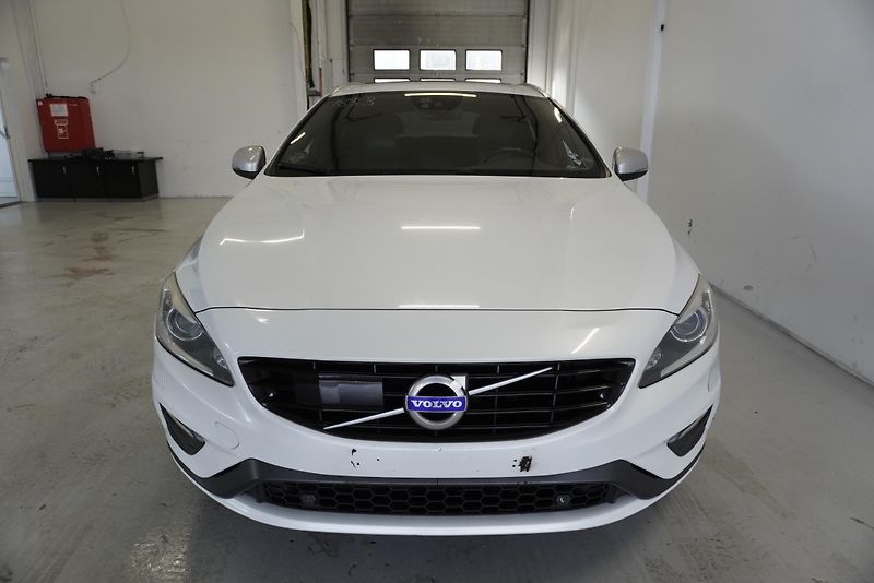 Volvo V60 2.0 T6  AWD R-DESIGN AUTOMAT - fotka 2 z 33