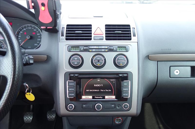 Volkswagen Touran 2,0 TDi,SERV.KN.,CROSS,7 MÍST. - fotka 24 z 32