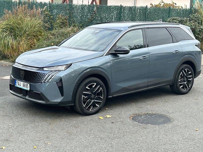 Peugeot 5008 (2025) ALLURE hybrid eDCS6 7míst 1maj - fotka 18 z 36