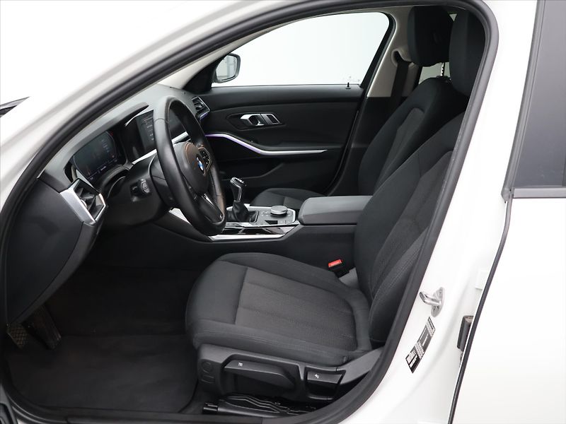 BMW Řada 3 Touring 2,0 320d 140kW CZ DPH - fotka 12 z 35