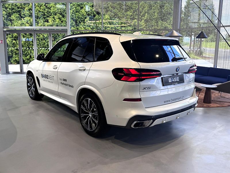BMW X5 xDrive30d M-Sport - fotka 3 z 31