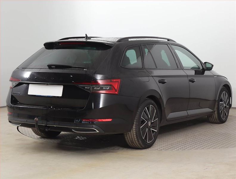 Škoda Superb (2023) Sportline 1.5 TSI - fotka 5 z 28
