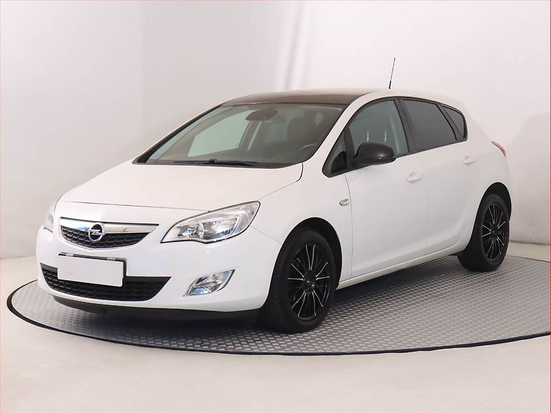 Opel Astra (2012) 1.4 T, Tempomat - fotka 2 z 15