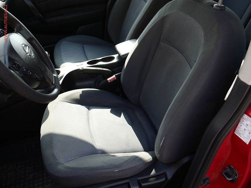 Nissan Qashqai (2009) 1.6i, ČR, AC, park.asist - fotka 9 z 15