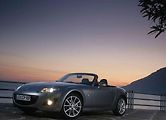 Mazda MX-5 je vstupenkou do světa roadsterů. Zejména pak její třetí generace pro faceliftu. Dnes se dají pořídit už za 150 tisíc korun, ovšem to jsou auta, která mají to nejlepší za sebou. Do budoucna má největší perspektivu dvoulitr se šestistupňovou man