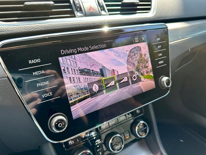 Škoda Superb (2021) 1.5 TSI 110kW ACT Style Combi - fotka 18 z 26