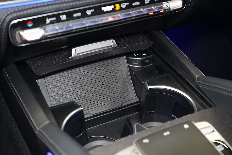 Mercedes-Benz GLE 53 AMG, Masáž, Ventilace, HUD - fotka 39 z 50