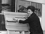 Sue Vanderbilt jako junior designérka značky Chevrolet předvádí umístění ovládacích prvků na vnitřní straně dveří.