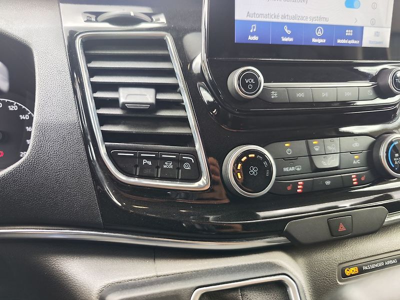 Ford Tourneo Custom 2.0 EcoBlue/136kW Titanium L2 - fotka 23 z 31