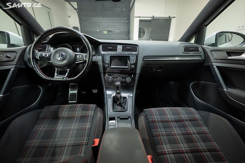 Volkswagen Golf GTI Performance 2.0 169 kW - fotka 7 z 31