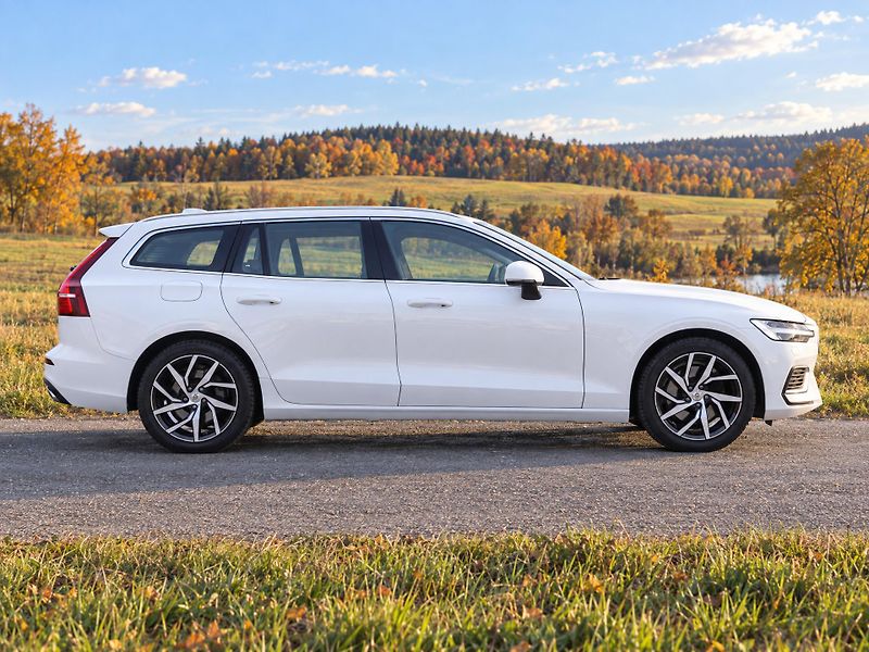 Volvo V60 2,0 B5 AWD Momentum Pro AT DPH - fotka 8 z 22