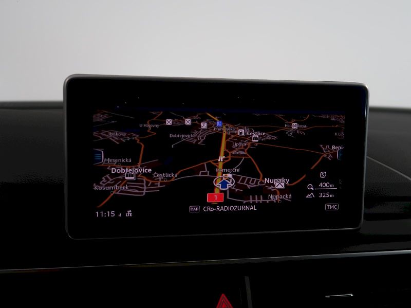 Audi A4 (2019) 40TDI 140KW 4x4 WEBASTO NAVI - fotka 26 z 39