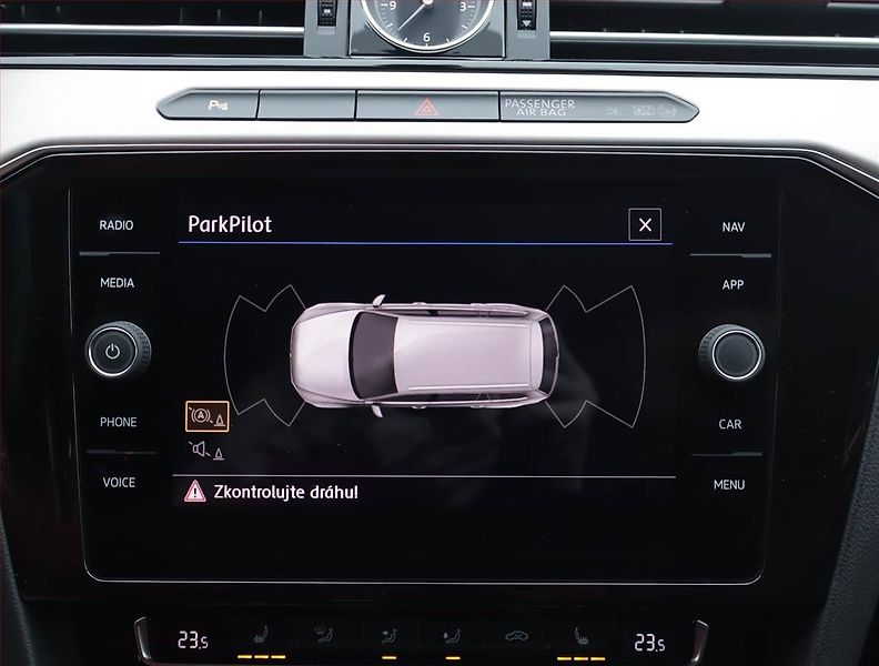 Volkswagen Passat (2017) Highline 2.0 TDI, Serv.kniha - fotka 19 z 20