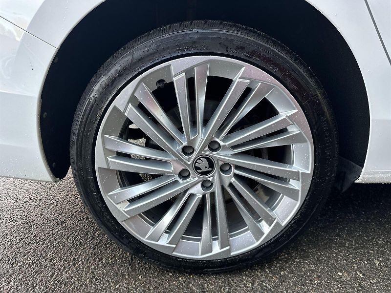 Škoda Superb (2025) 2.0 TSI 4x4 DSG L&K - fotka 35 z 40