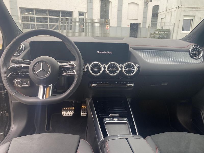 Mercedes-Benz EQA 250+ AMG - fotka 10 z 12