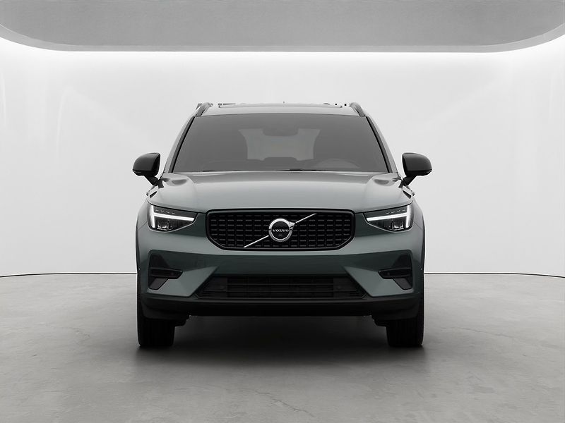 Volvo XC40 (2026) Plus Dark B4 145k, pano,360°ka - fotka 2 z 13