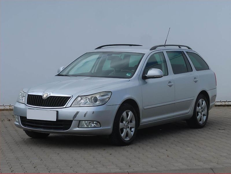 Škoda Octavia (2010) Ambiente 1.2 TSI, Serv.kniha - fotka 2 z 16