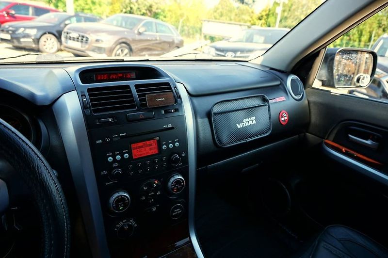 Suzuki Grand Vitara (2007) 1,9 DDIS 95 kW - fotka 31 z 35