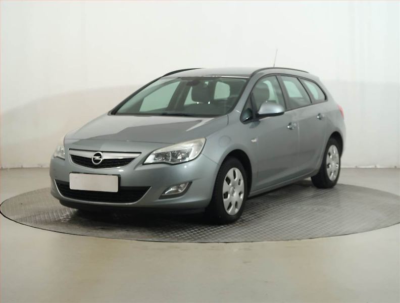 Opel Astra (2011) 1.7 CDTI, po STK, Tažné - fotka 2 z 13