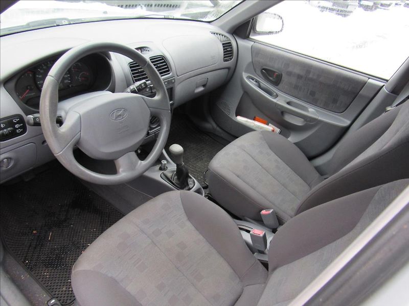 Hyundai Accent 1,3 63kW - fotka 9 z 23