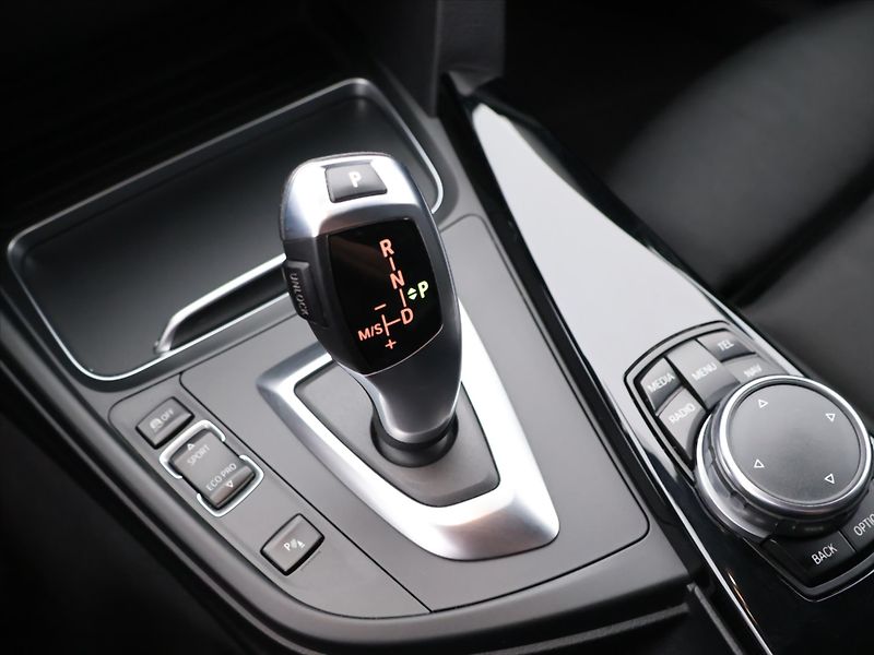 BMW Řada 3 2,0 320d xDrive 140kW Sport - fotka 20 z 29