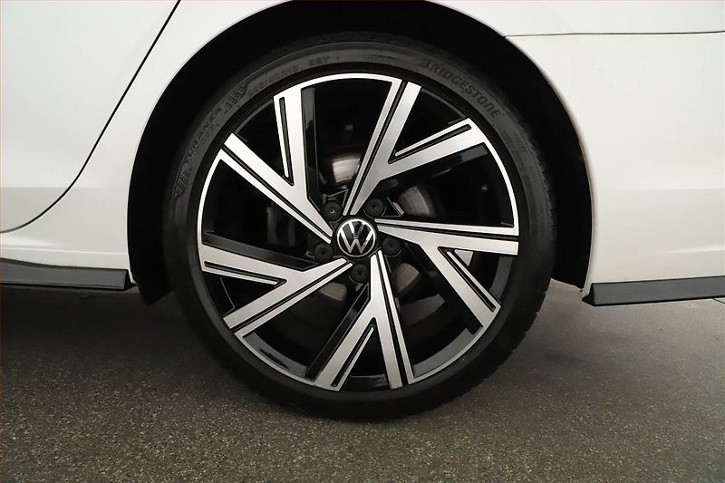 Volkswagen Golf (2022) R-Line 1.5 TSI - fotka 20 z 20