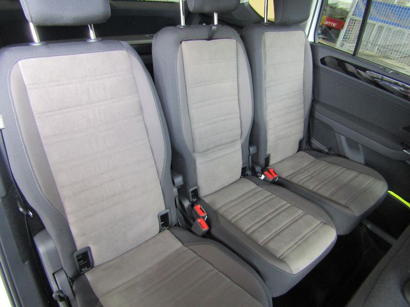 Volkswagen Touran Highline 1,5 TSI 110KW DSG - fotka 27 z 30