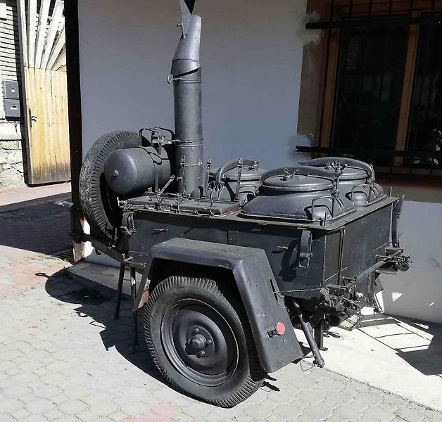 Transport německé polní kuchyně těžkým terénem na východní frontě.