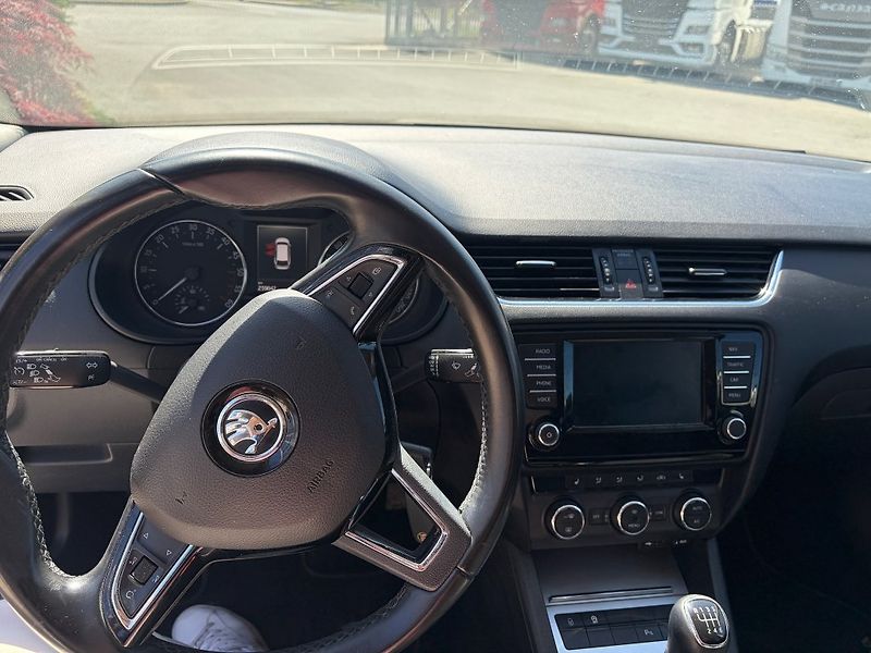Škoda Octavia 2,0 110kW kombi - fotka 16 z 20
