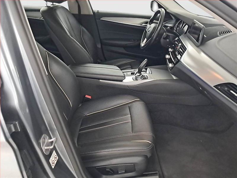 BMW Řada 5 (2017) Luxury Line 520d xDrive, 4X4 - fotka 9 z 28