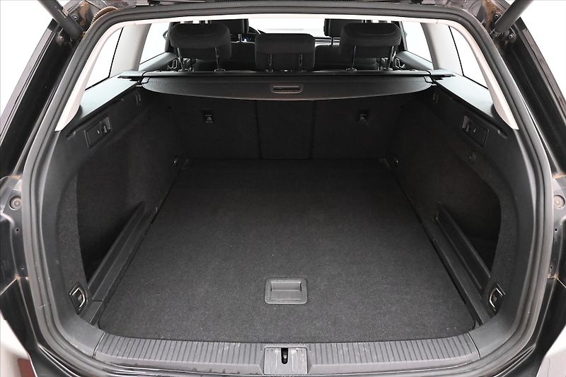 Volkswagen Passat 2,0 TDI 110kW DSG Business Zár - fotka 9 z 25