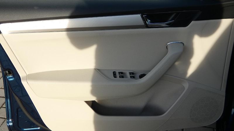 Škoda Superb Combi 2.0 TSI DSG Style - fotka 8 z 24