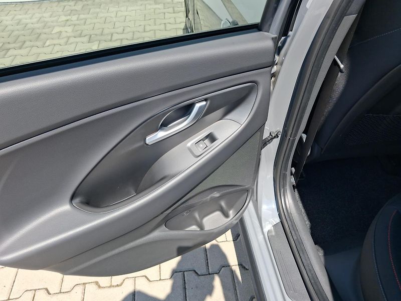Hyundai i30 1.5 T-GDI MHEV DCT N-Line - fotka 21 z 23