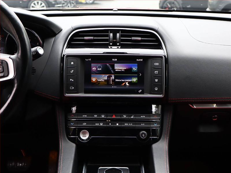 Jaguar F-Pace (2017) 20d AWD, 4X4, Automat - fotka 10 z 22