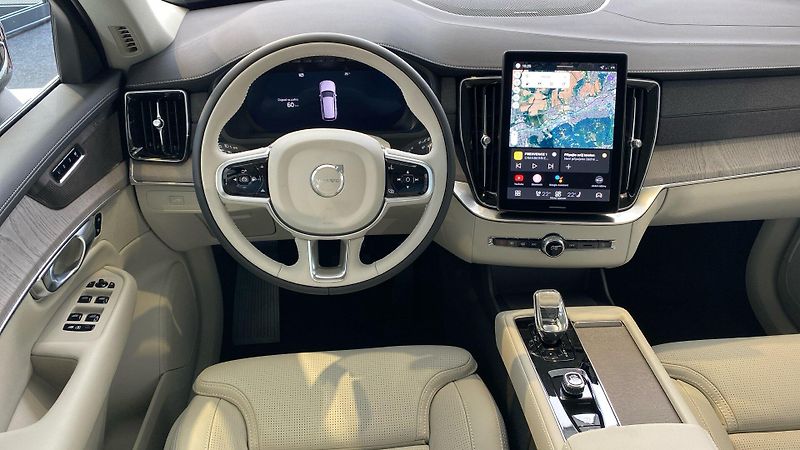 Volvo XC90 (2025) PLUS DARK, T8 AWD, 228+107 kW - fotka 14 z 15