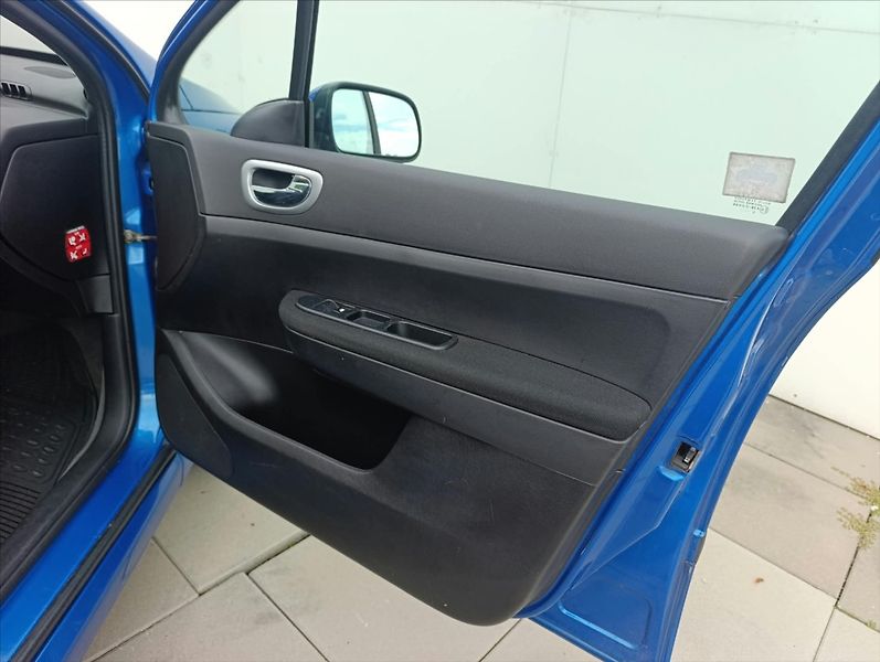 Peugeot 307 1,6 i Aut.klima Tažné zařízení - fotka 25 z 27