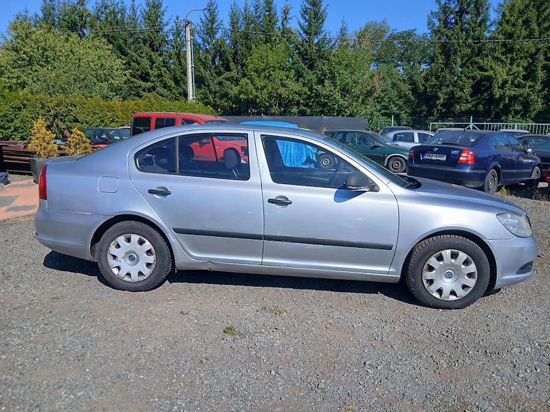 Škoda Octavia 1.6 TDI, Facelift, kosm. vady - fotka 7 z 27