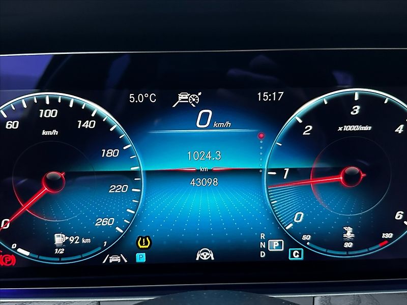Mercedes-Benz Třídy E 2,0 220D 143kW - fotka 25 z 44