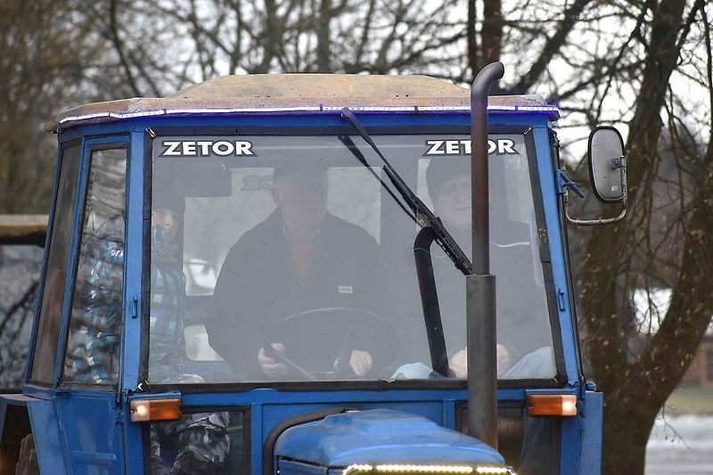 Táta, brácha a já, jedeme v tom spolu. V Suchém pořádali v pondělí vánoční jízdu traktorů.