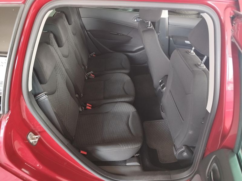 Peugeot 308 (2010) 1,6HDI,80KW,7MÍST,PANOR,SER.KN - fotka 12 z 31