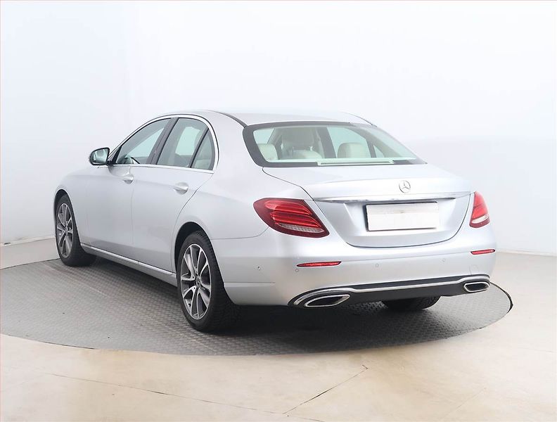 Mercedes-Benz Třídy E (2018) E 350 d 4MATIC - fotka 4 z 17