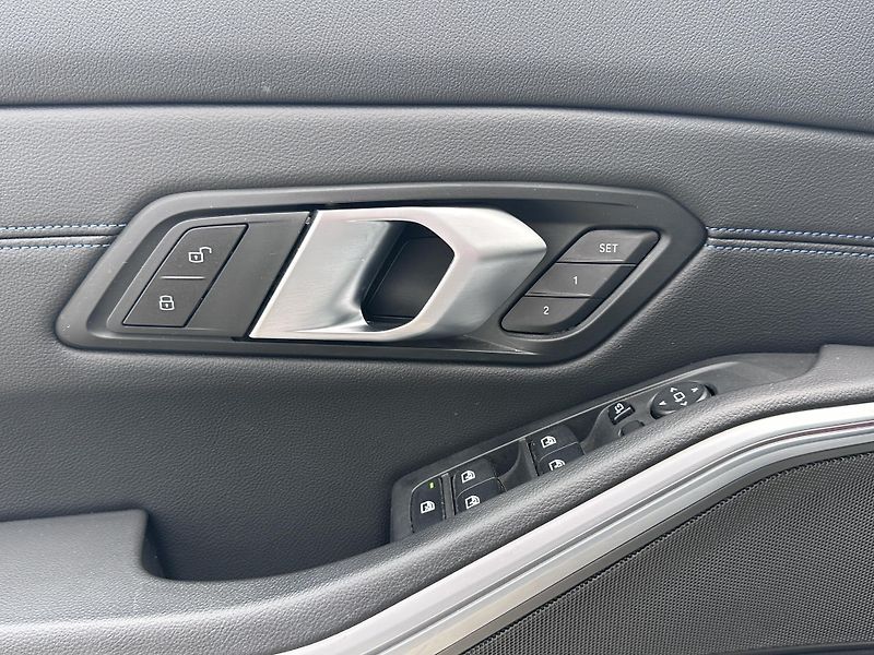 BMW Řada 3 320d xDrive M-Sport Touring - fotka 28 z 33