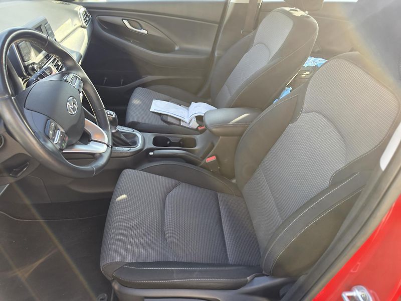 Hyundai i30 1.4 i atmosfera  - fotka 17 z 22