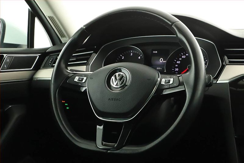 Volkswagen Passat (2017) R-Line 2.0 TDI, Kůže - fotka 15 z 20