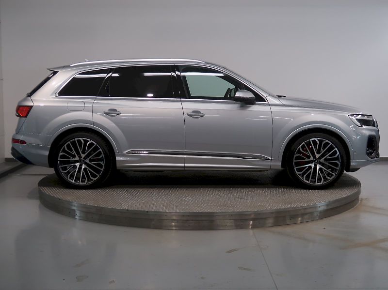 Audi Q7 (2025) S-LINE 60 TFSI e QUATTRO - fotka 8 z 35