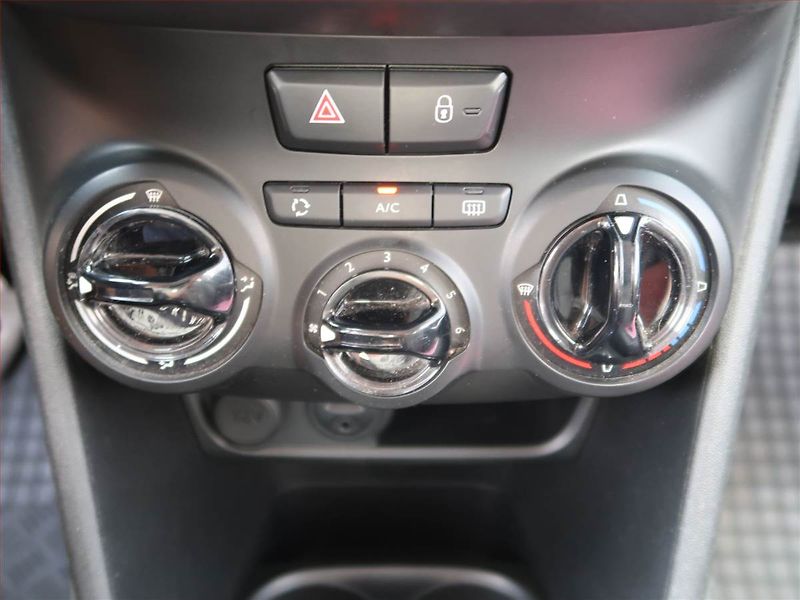 Peugeot 208 (2016) Style 1.2 PureTech, Navi - fotka 12 z 17
